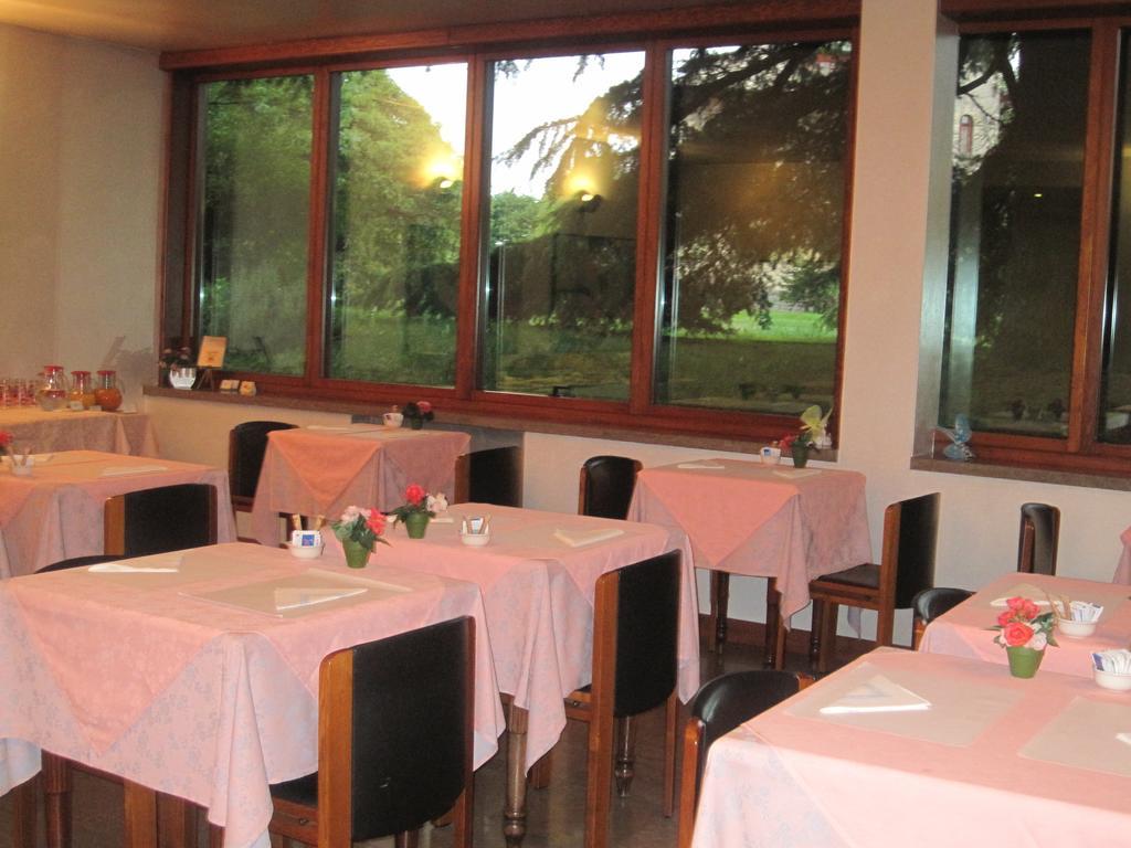 Albergo Villa & Roma Pallazzolo sull'Oglio Bagian luar foto