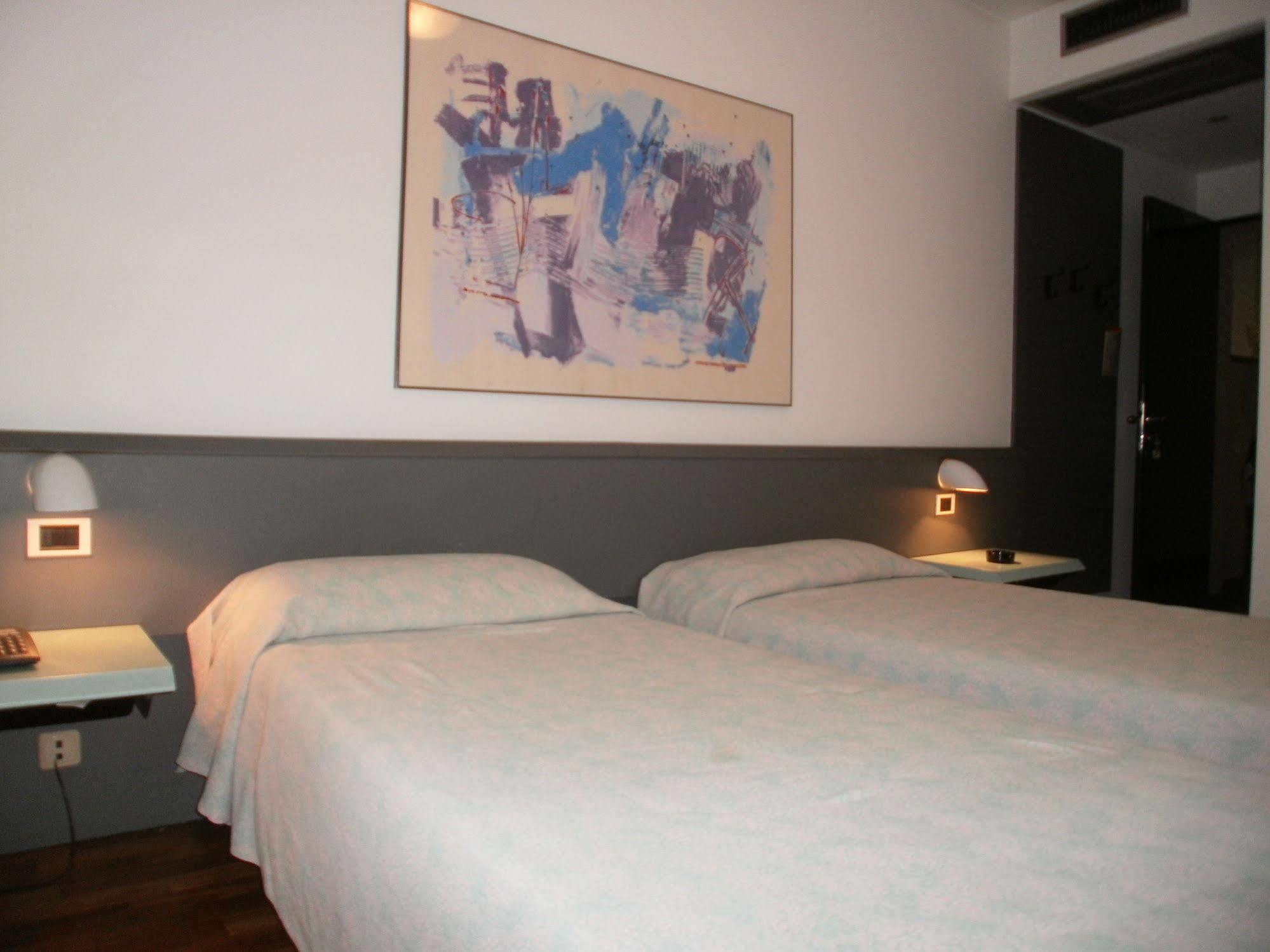 Albergo Villa & Roma Pallazzolo sull'Oglio Bagian luar foto
