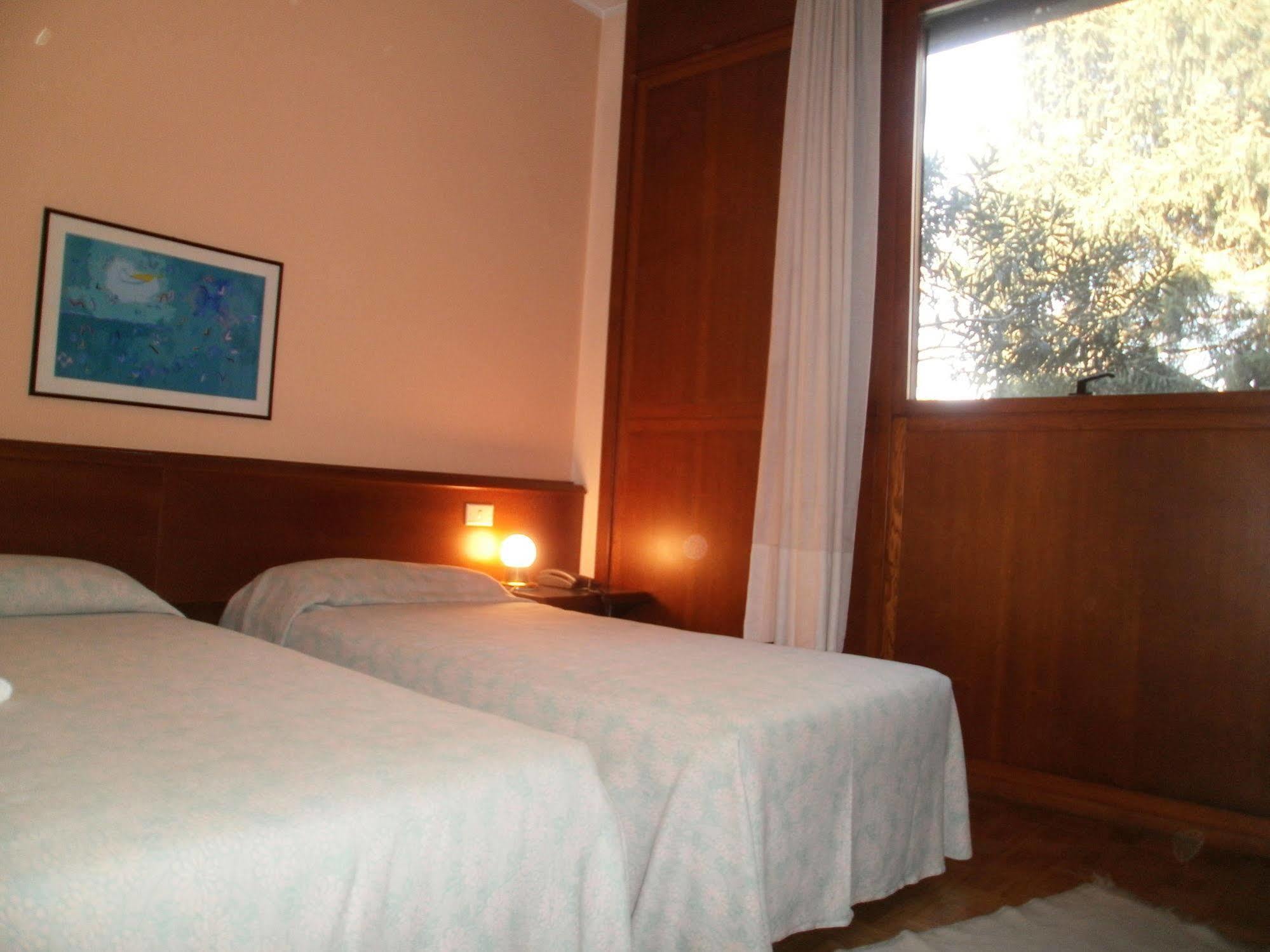 Albergo Villa & Roma Pallazzolo sull'Oglio Bagian luar foto